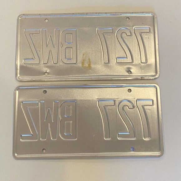 Oregon License Plate Matched Pair Tree Mountains 727 BWZ 2009 Tag Man Cave Decor - Picture 3 of 3